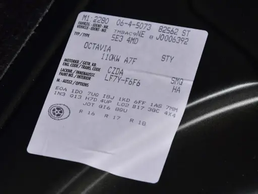 Naklejka z danymi pojazdu Skoda Octavia, zawiera m.in. numer silnika CZDA.