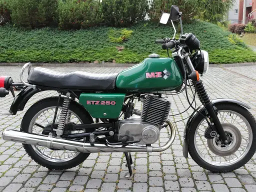 Zielony MZ ETZ 250, legendarny motocykl z NRD, który mimo swoich lat wciąż budzi emocje. Ile koni ma ten klasyk?