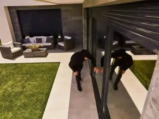 Deux individus en noir tentent d'ouvrir une porte vitrée. Que faire face à une tentative d'effraction ?