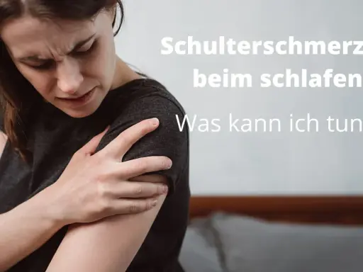 Frau mit schmerzverzerrtem Gesicht hält sich die Schulter. Sie leidet unter Schulterschmerzen beim Schlafen in Seitenlage. Was kann sie tun?