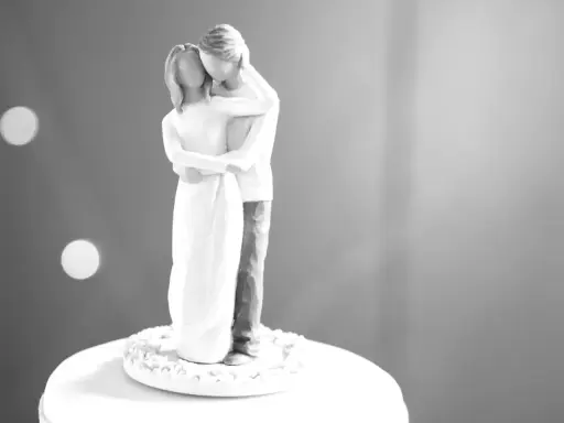 Figura de pareja abrazada, celebrando sus 20 años bodas de. Un símbolo de amor eterno sobre un pastel.