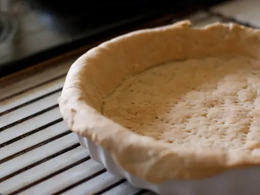 Pâte brisée allégée weight watchers prête à être garnie. Une base dorée et perforée pour une cuisson parfaite.