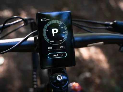 Wyświetlacz roweru elektrycznego pokazuje stan baterii 47.5V. Poznaj wskazówki, jak dbać o baterie, by dłużej cieszyć się jazdą.