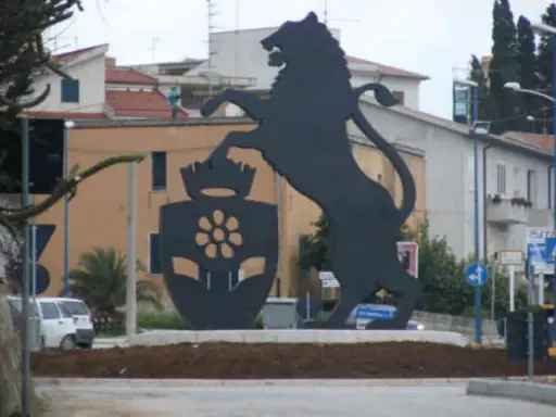 Leone rampante con stemma floreale, simbolo di Santa Margherita di Belice, domina la piazza.