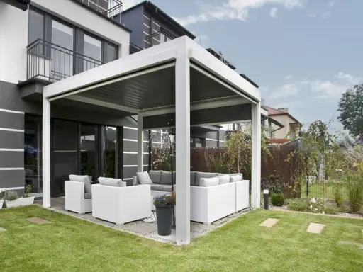 Une pergola moderne avec salon de jardin, offrant un espace extérieur confortable. C'est une définition pratique de pergola.