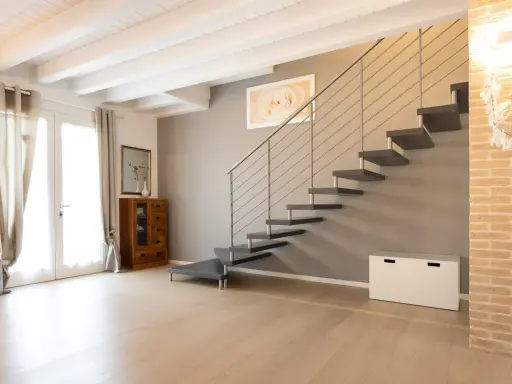 Moderna scala a sbalzo, con gradini scuri e corrimano in metallo. Soluzioni per chi cerca un design audace.