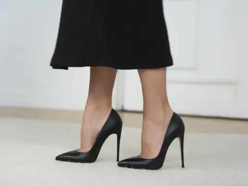Eleganckie czarne szpilki dodają pewności siebie. Oto jak chodzić na szpilkach, by czuć się swobodnie i stylowo.