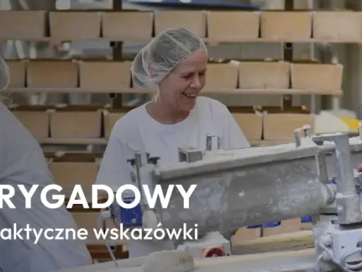 Pracownicy piekarni w czepkach pracują przy maszynie. SYSTEM 4 BRYGADOWY grafik, przepisy i wskazówki.