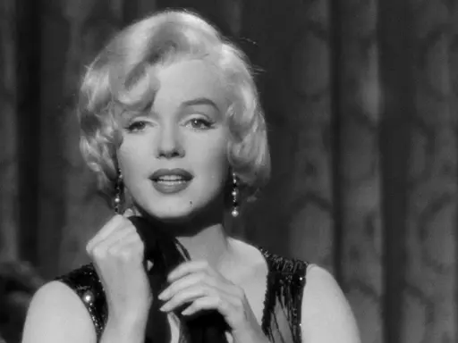 Marilyn Monroe i en glittrig klänning, en ikonisk bild från hennes filmer.