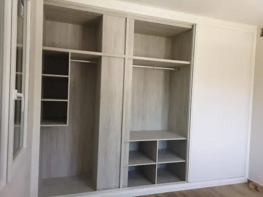 Armarios por dentro: ideas de organización con estantes y barras para colgar.