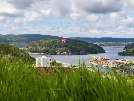 Norweska flaga powiewa nad portem. Warto sprawdzić składki emerytalne, by mieć spokojną przyszłość.