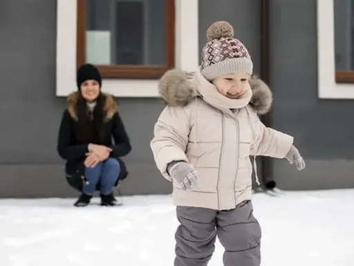 Kombinezon czy kurtka na zimę? Poradnik wyboru dla dzieci i dorosłych