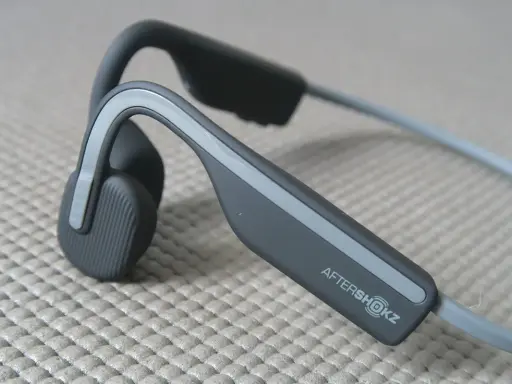 Słuchawki AfterShokz, idealne na rower, pozwalają słyszeć otoczenie.