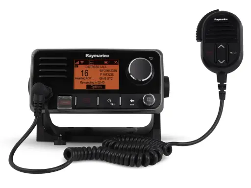 Radio VHF Raymarine en alerte détresse sur le canal 70. Le microphone est prêt à l'emploi.