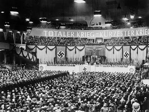 Große Menschenmenge im Sportpalast, die der Sportpalastrede zuhört. Banner verkündet "Totaler Krieg".