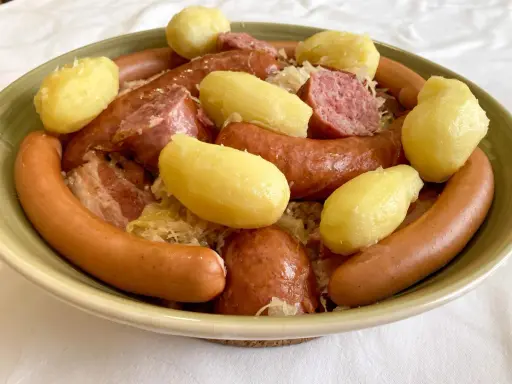 Un plat généreux de choucroute garnie, avec saucisses, lard et pommes de terre, un classique de Metz.