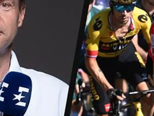 Ein Mann mit Mikrofon und Radfahrer im Gelben Trikot, darunter sepp kuss, im Rennen.
