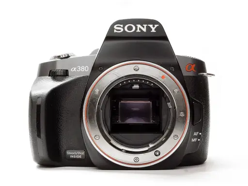 Czarna lustrzanka Sony Alpha 380 z widocznym bagnetem obiektywu i napisem "SteadyShot INSIDE".