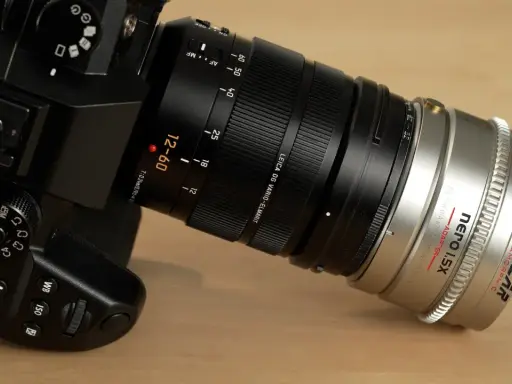 Cámara Panasonic GH7 con lente Leica DG Vario-Elmarit 12-60mm y adaptador anamórfico Sirui 1.5X.