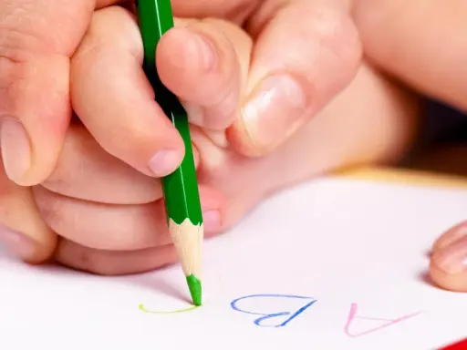 Prawidłowy chwyt kredki: etapy, ćwiczenia i kiedy do specjalisty?