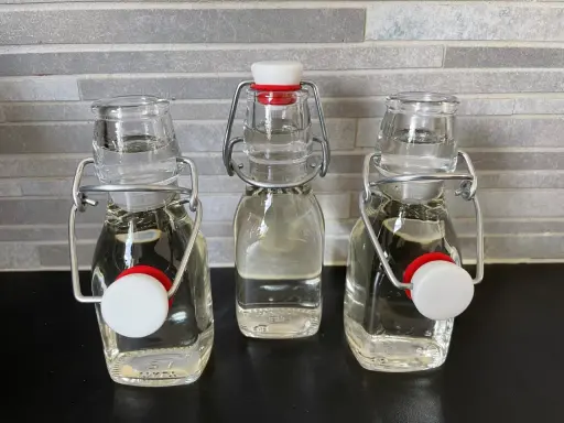 Tre små flaskor med sockerlag, redo att förhöja vilken drink som helst.