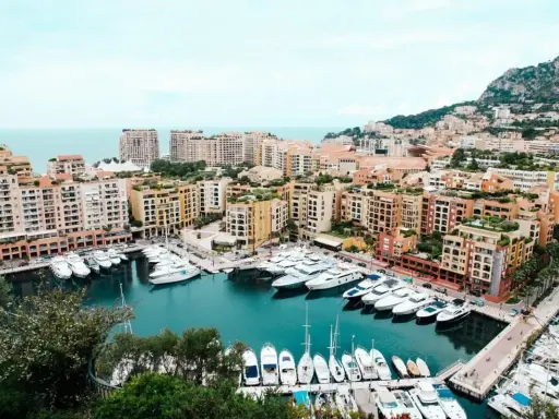 Porto di Monte Carlo, un luogo da sogno per scoprire cosa vedere a Montecarlo, con yacht lussuosi e palazzi colorati affacciati sul mare.