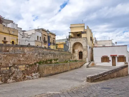 Antiche mura e case storiche a Ugento, un luogo incantevole da scoprire.