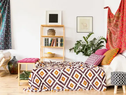 Tessuti vivaci e cuscini colorati creano un'atmosfera accogliente, perfetti per ispirare i tuoi colori per interni casa.