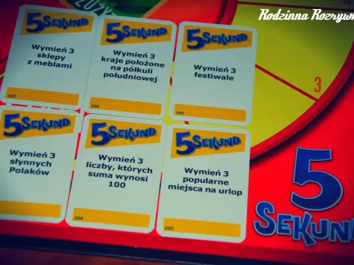 Karty z gry "5 sekund" z zadaniami typu "Wymień 3...". W tle plansza gry i napis "Rodzinna Rozrywka".