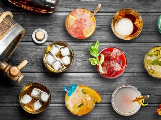 Drewniana beczka i różnorodne drinki – od klasycznej whisky z lodem po kolorowe koktajle. Idealne propozycje, z czym pić whisky i nie tylko!