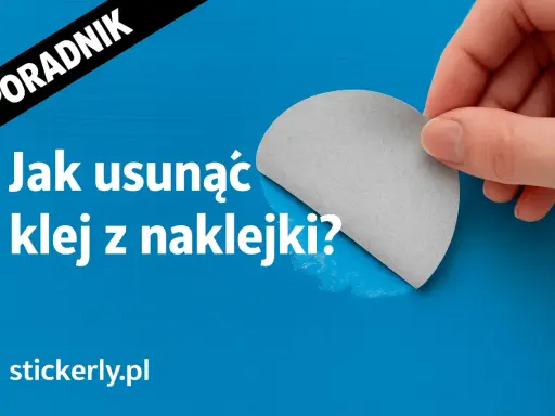 Poradnik: Jak usunąć klej z naklejki? Dłoń trzyma szarą naklejkę, odsłaniając niebieskie tło.