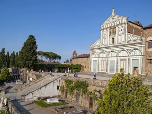 Un perfetto weekend a Firenze: la Basilica di San Miniato al Monte con la sua facciata rinascimentale e il cimitero monumentale.