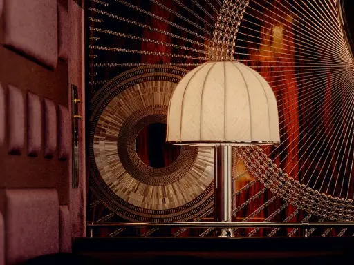 Lampe Art Déco sur fond ornemental complexe, avec des détails en velours bordeaux. L'ensemble évoque une ambiance luxueuse et sophistiquée.