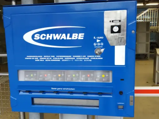 Blauer Fahrradschlauch-Automat von Schwalbe. Bietet Schläuche in verschiedenen Größen für 8 Euro an.