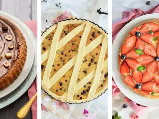 Tre deliziose torte senza glutine: una con cioccolato e nocciole, una crostata con gocce di cioccolato e una crostata di frutta fresca con fragole e mirtilli.
