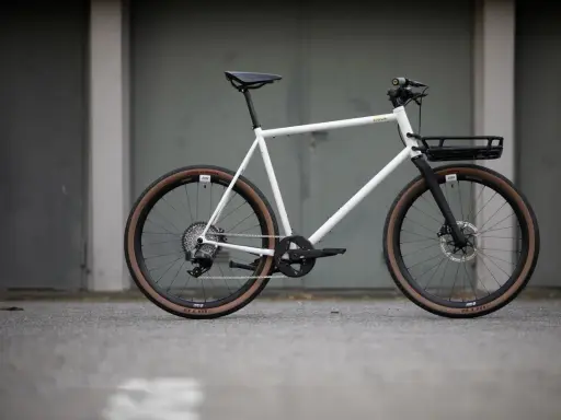 Weißes Gravelbike mit schwarzem Gepäckträger vorne, bereit für den ROSE Bikes Test.