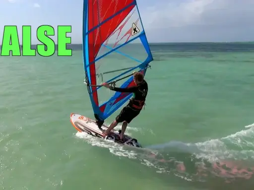 Windsurfer führt eine Halse auf türkisfarbenem Wasser aus, mit dem Wort "HALSE" in grüner Schrift.