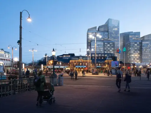 Kvällsliv vid Centralstationen i Göteborgs stadskärna. En spårvagn stannar medan folk promenerar förbi moderna skyskrapor.