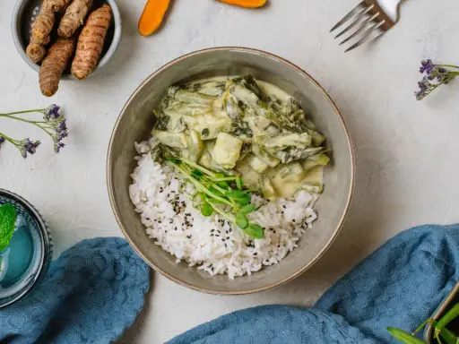 Zielony curry z fasolką szparagową i ryżem, idealne do diety 3000 kcal. Obok świeży imbir i napój z miętą.