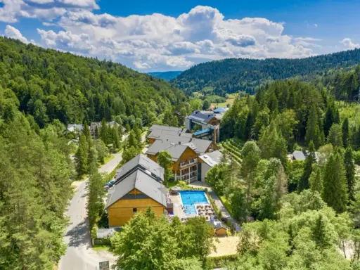 Malowniczy hotel w górach z basenem, idealny na wypoczynek. Zastanawiasz się, ile trwa majówka? Tu czas płynie wolniej!