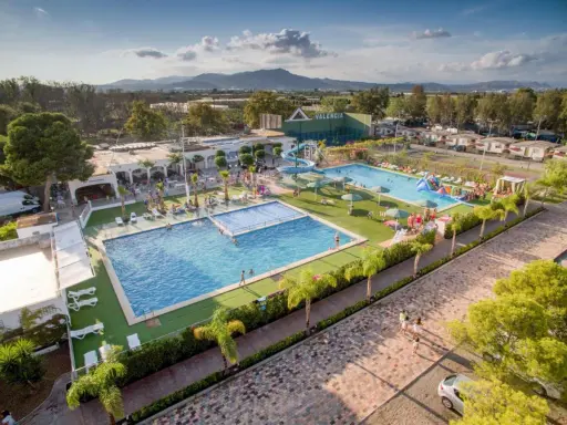 Un resort de camping para niños en la Comunidad Valenciana con piscinas, toboganes y zonas verdes.