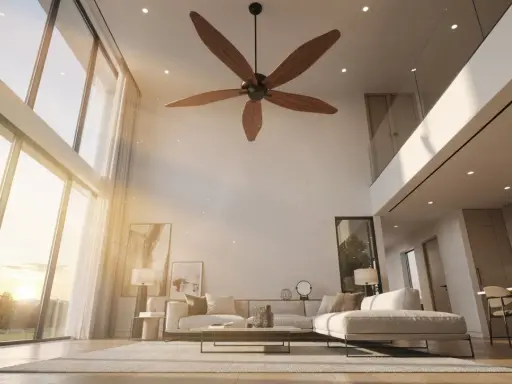 Grand salon moderne avec de grandes baies vitrées, un canapé confortable et un ventilateur de plafond en bois. Idéal pour savoir comment choisir un ventilateur de plafond adapté.