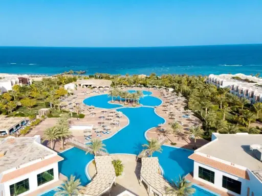 Fantazia Resort Marsa Alam: opinie potwierdzają - baseny, palmy i błękitne morze tworzą rajski widok.