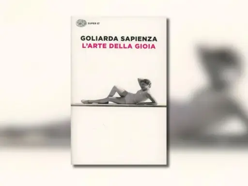 Copertina del libro "L'arte della gioia" di Goliarda Sapienza, con una donna sdraiata in costume da bagno.