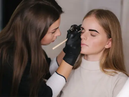 Henna pudrowa vs farbka: Która koloryzacja brwi dla Ciebie?