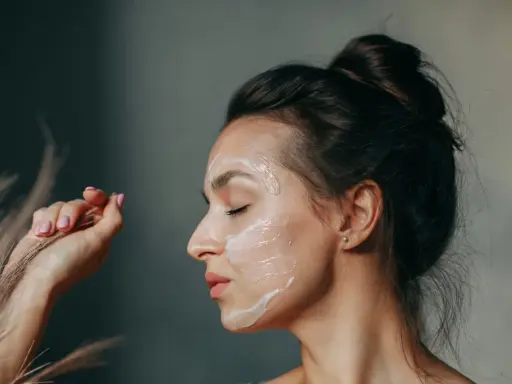 Jaki peeling do cery dojrzałej? Odzyskaj młodość skóry!