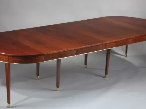 Table ovale en acajou, style épuré de l'époque Directoire, avec des sabots en laiton.
