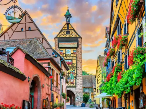 Un pueblo de cuento en Alsacia, con casas coloridas, flores y una torre con reloj. ¡Mucho que ver en Alsacia!