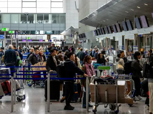 Tłok na lotnisku, ludzie z bagażami czekają w kolejce. Czy to jedno z najniebezpieczniejszych lotnisk w Europie?