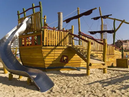 Parque infantil con barco de madera y tobogán, ideal para la vitoria con niños. ¡Aventuras piratas garantizadas!